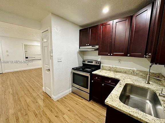 3rd image of 813 W Jefferson St #5