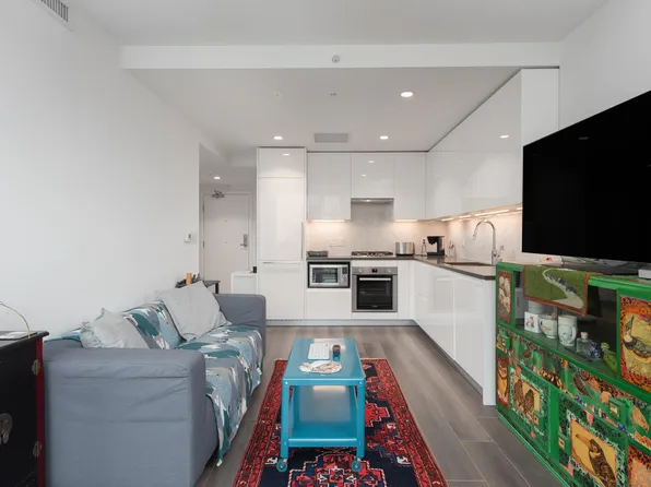 8138 Fraser St #305, Vancouver, BC V5X 3T3