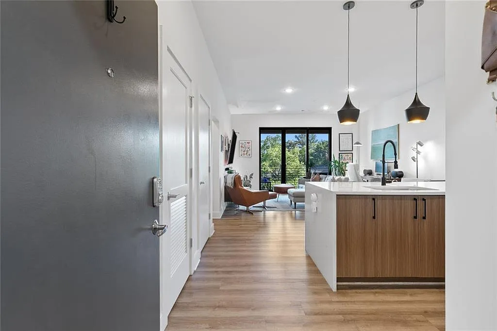 1 bed, 1.0 bath, 804 sqft, $1,950 — Photo 4