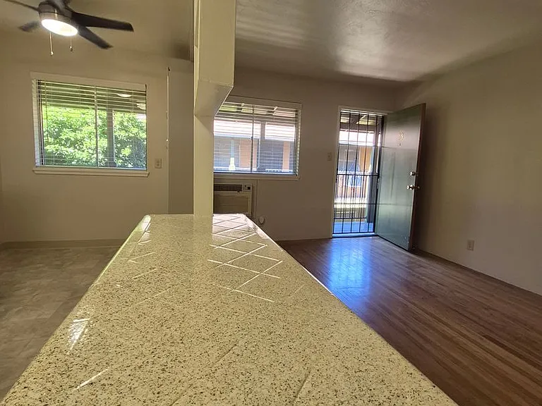 2508 L Street Classic Midtown Living — Photo 14