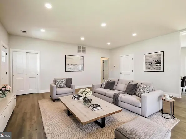 209 Parkinson Ave, Hamilton, NJ 08610