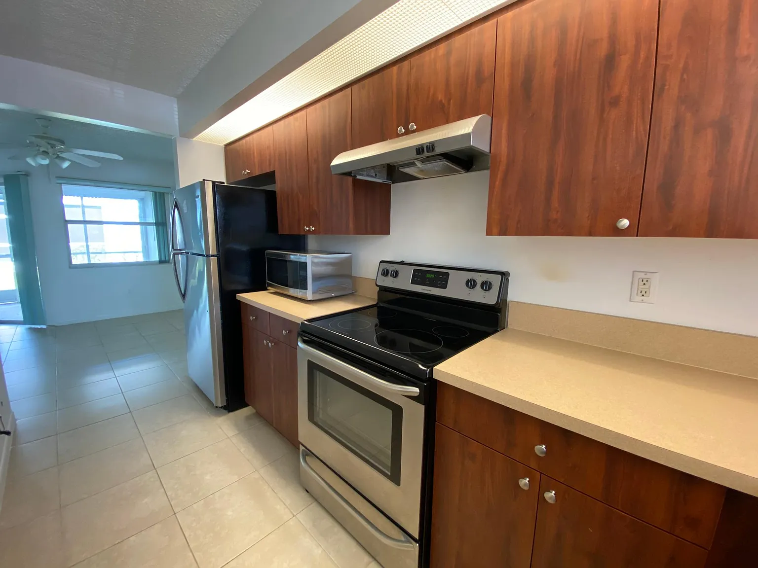 2 bed, 930 sqft, $2,100 — Photo 2