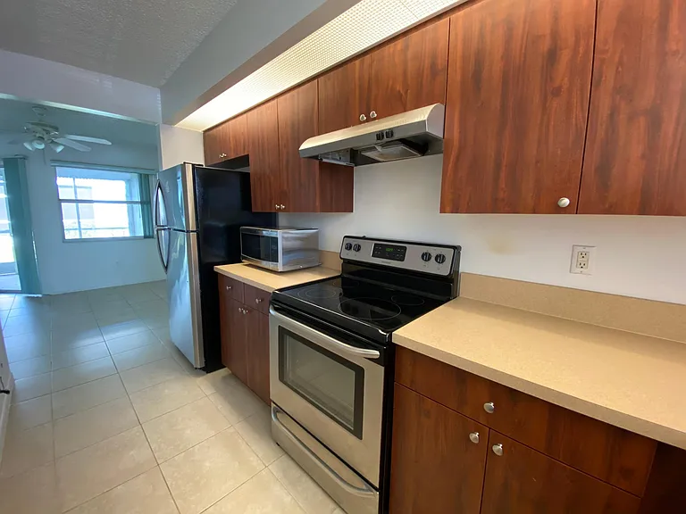 2003 SE 27th Dr #102-A — Photo 2
