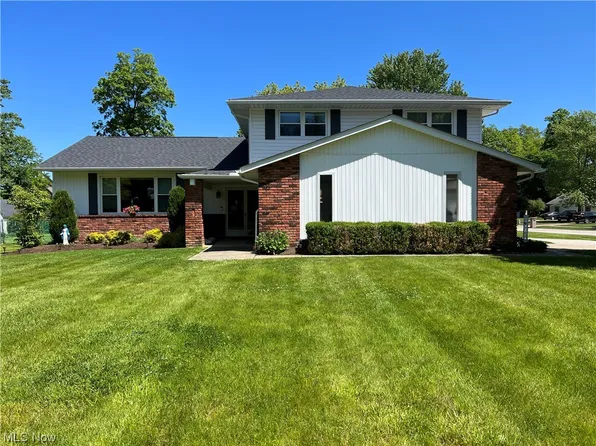 5947 Blakley Dr, Highland Heights, OH 44143