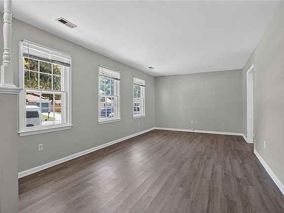3rd image of 945 Red Oak Cir