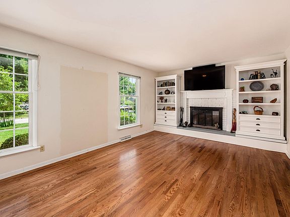 3rd image of 251 Oak Hill Dr