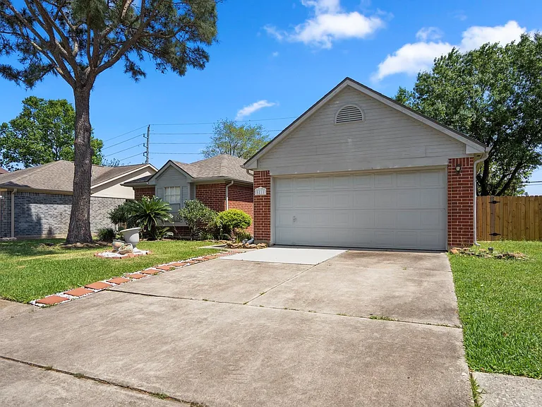 5211 Roserock Ln — Photo 2