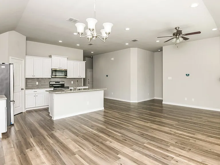 917 Linden Dr — Photo 4