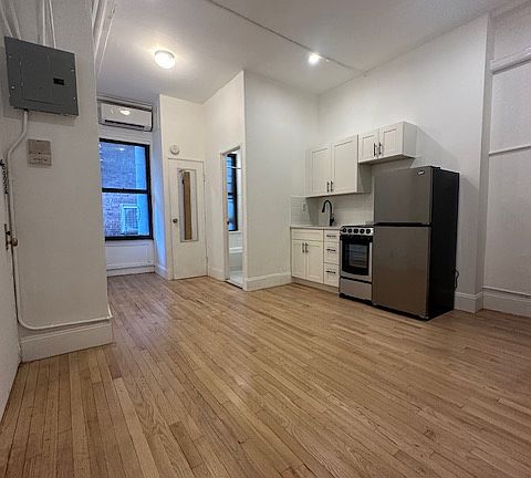 2nd image of 246 W 4th St APT 2R