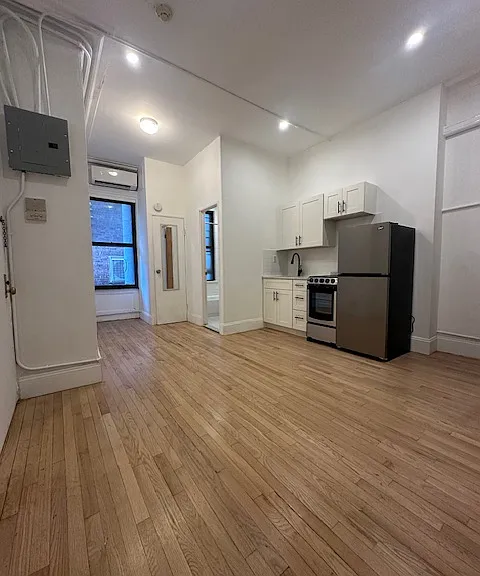 246 W 4th St #2R — Photo 2