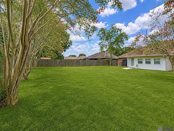 2nd image of 10016 Hawthorne Dr