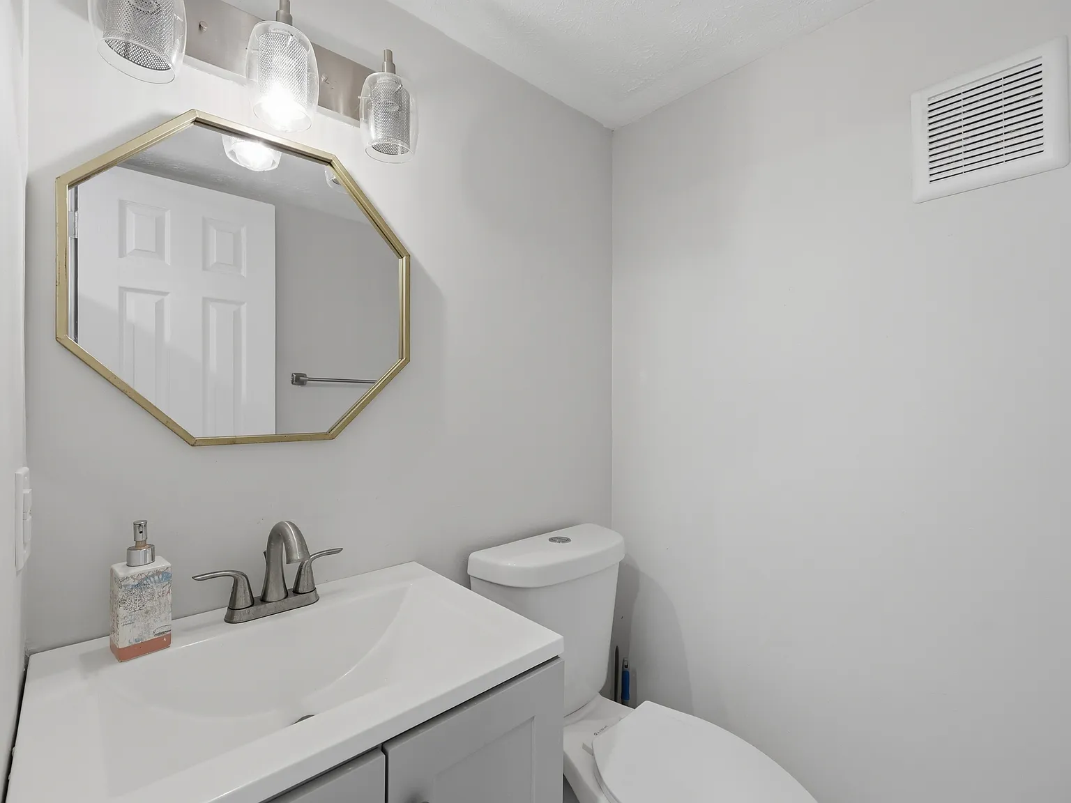 3 bed, 2.5 bath, 1262 sqft, $2,300 — Photo 2