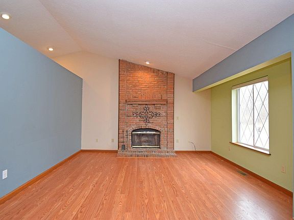 3rd image of 1821 Cove Cir W