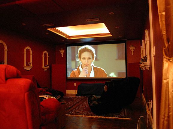 Home cinema, wireless-dimmable lighting