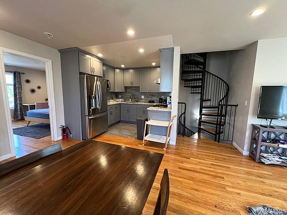 4th image of 393 Winchester St