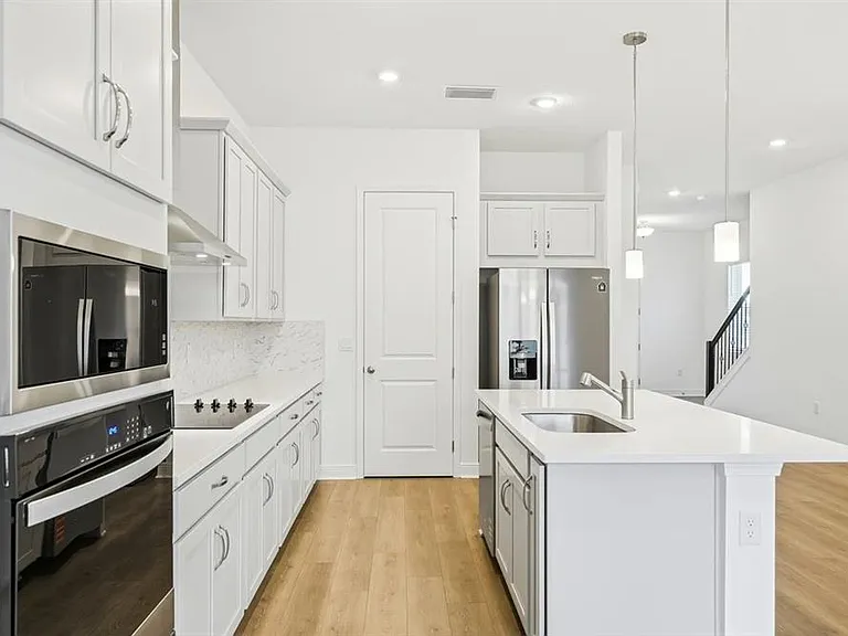 16453 Hamlin View St — Photo 8