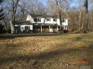 140 Hunters Dr, Syosset, NY 11791