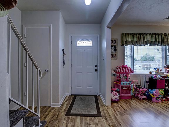 3rd image of 110 Southampton Dr