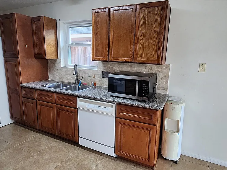 16807 Sussex Dr — Photo 11