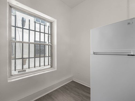 5th image of 726 N Van Ness Ave APT 209