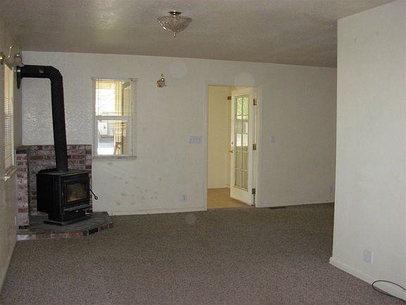 5th image of 410 Fir St