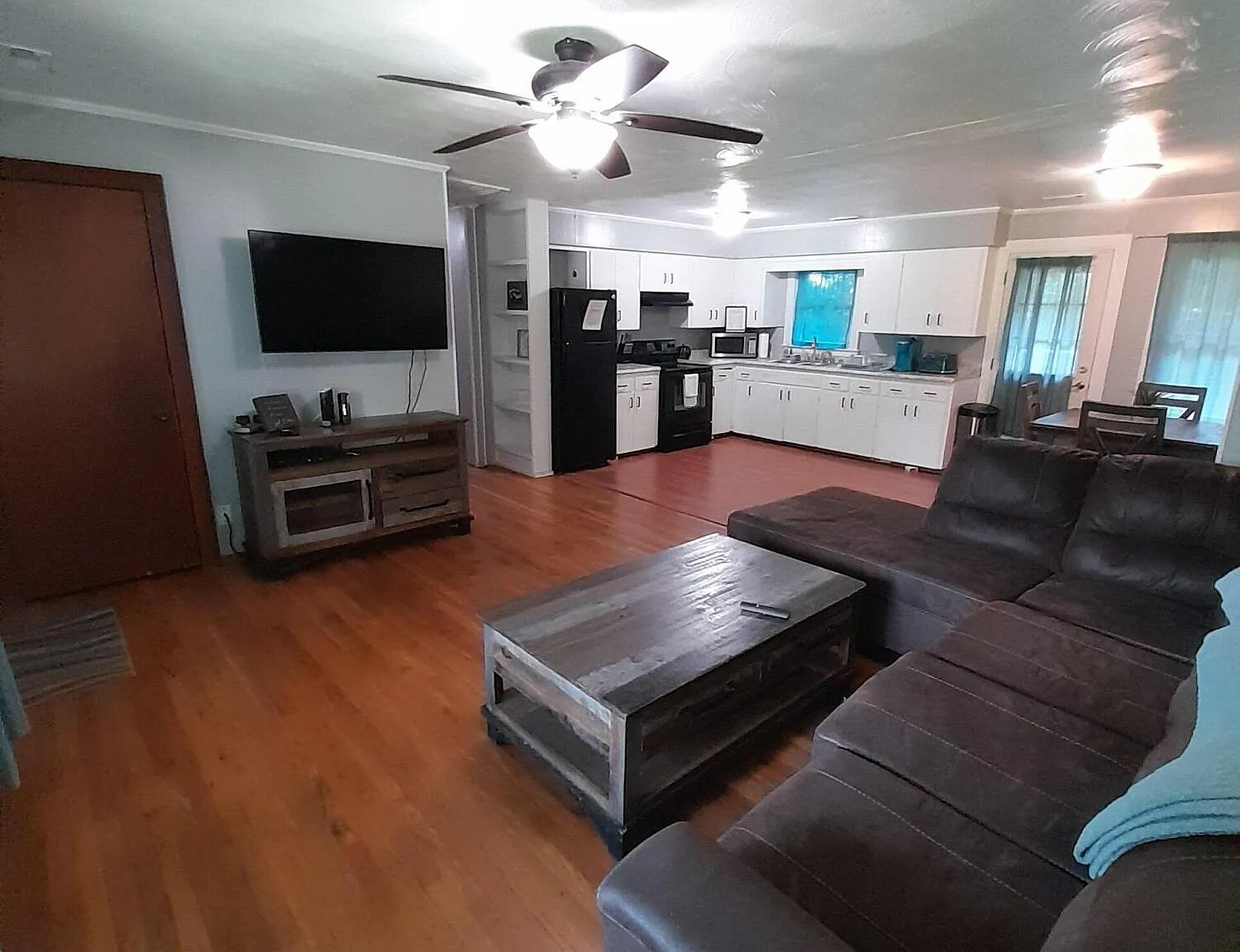 3 bed, 1.0 bath, 1284 sqft, $1,800 — Photo 3