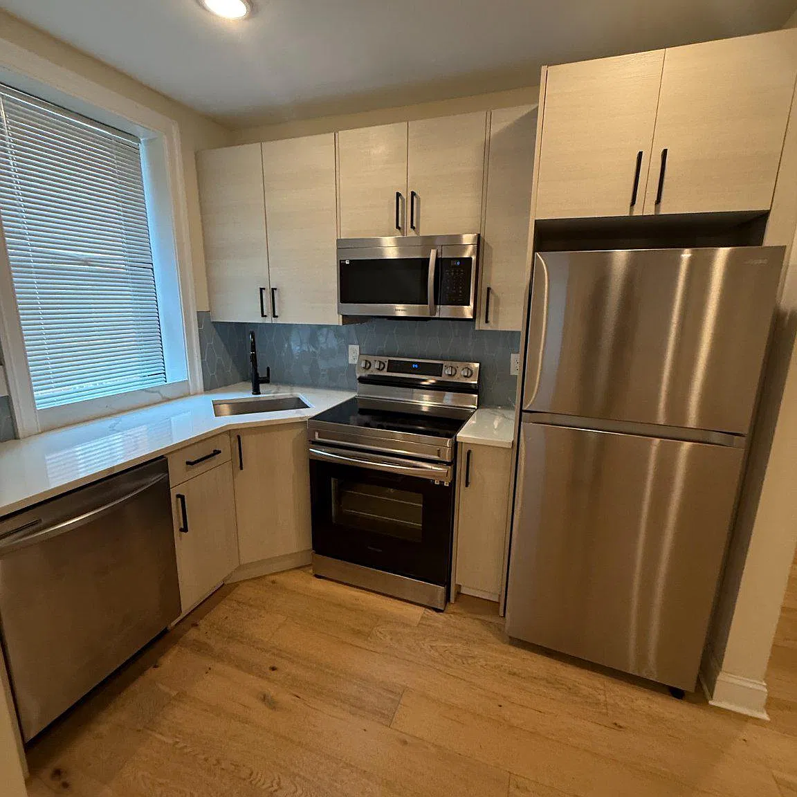 3 bed, 2.0 bath, 1199 sqft, $2,500 — Photo 2