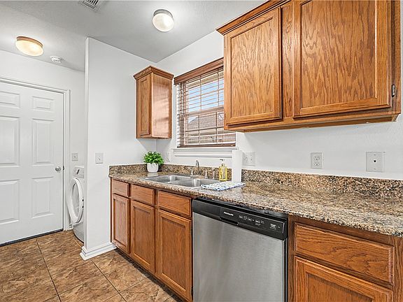 5th image of 581 Tamarron Dr