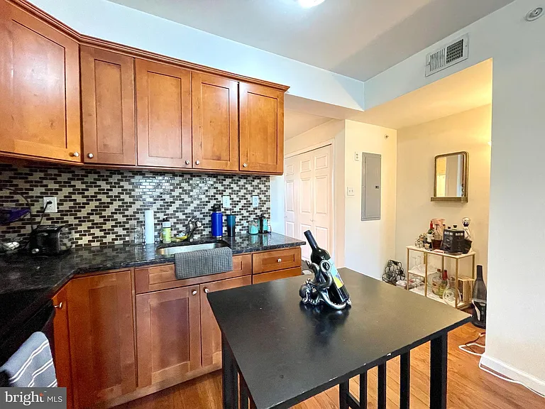 1131 Green St #3 — Photo 8
