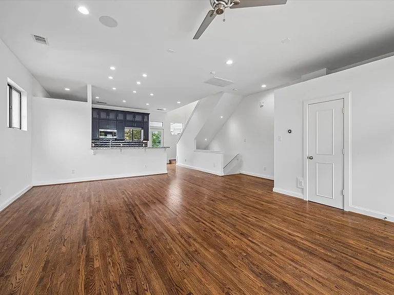 2510 Genesee St — Photo 15