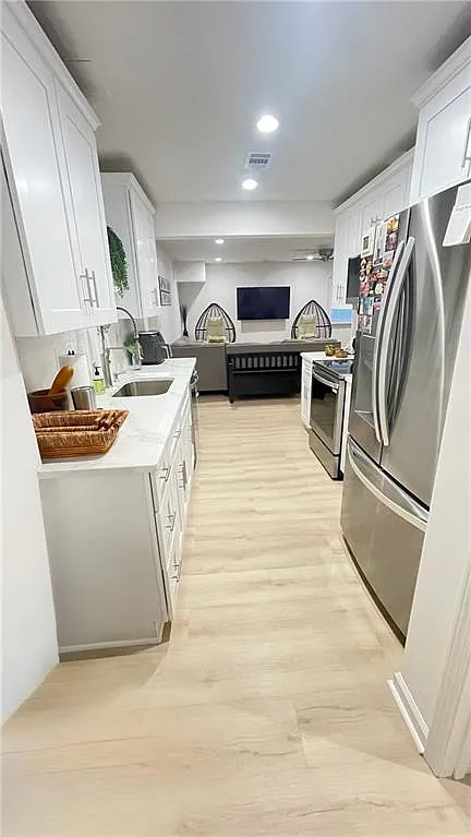 2 bed, 1.0 bath, 4323 sqft, $1,650 — Photo 2