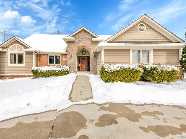 6747 Longhurst Dr, Clarkston, MI 48346