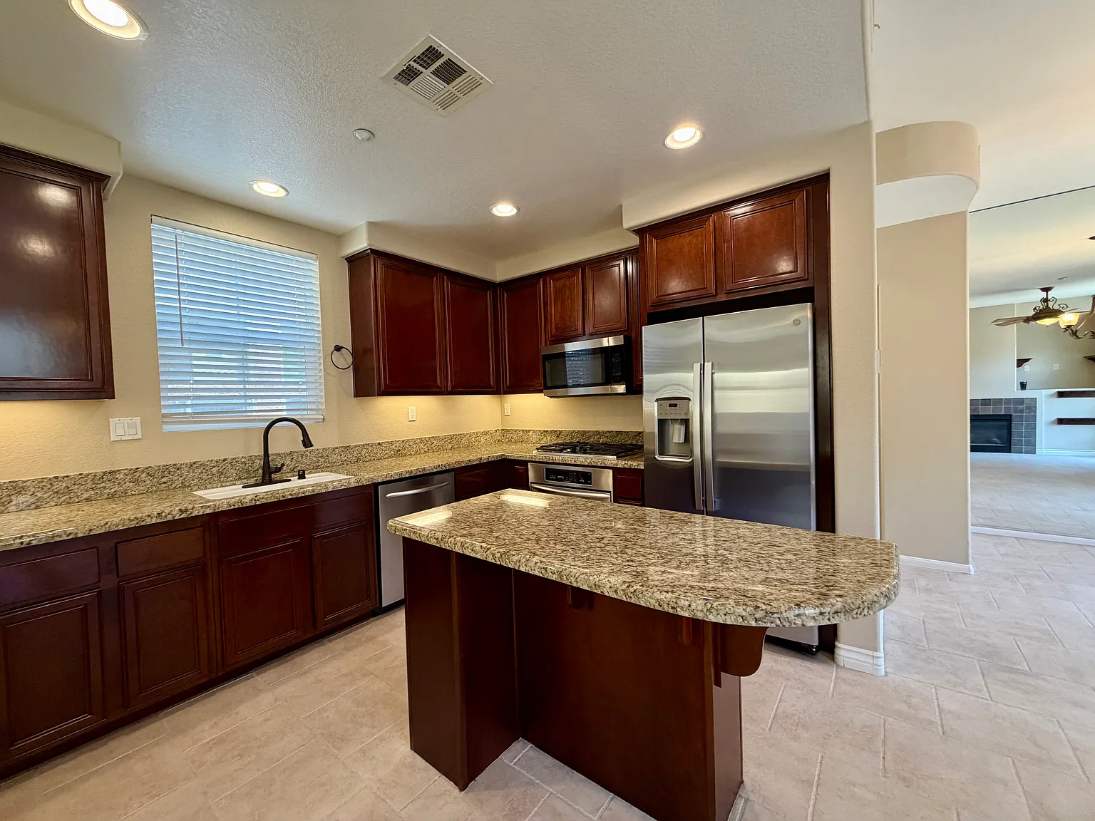 3 bed, 2.5 bath, 1425 sqft, $4,500 — Photo 4