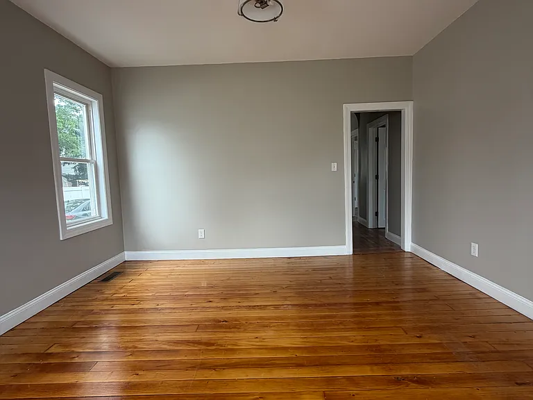 112 Niagara St #1 — Photo 10