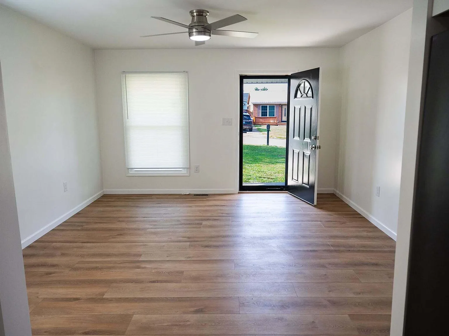 3 bed, 1.5 bath, 1092 sqft, $1,400 — Photo 3