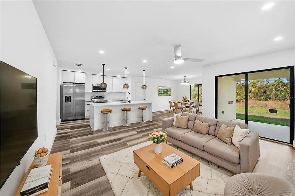 3 bed, 2.0 bath, 1521 sqft, $1,950 — Photo 2
