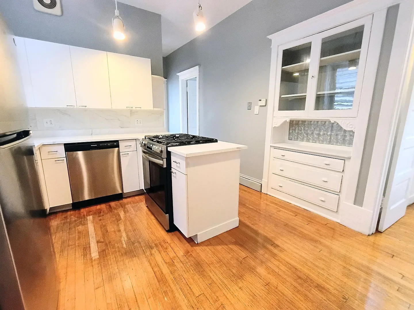 2 bed, 650 sqft, $2,500 — Photo 3