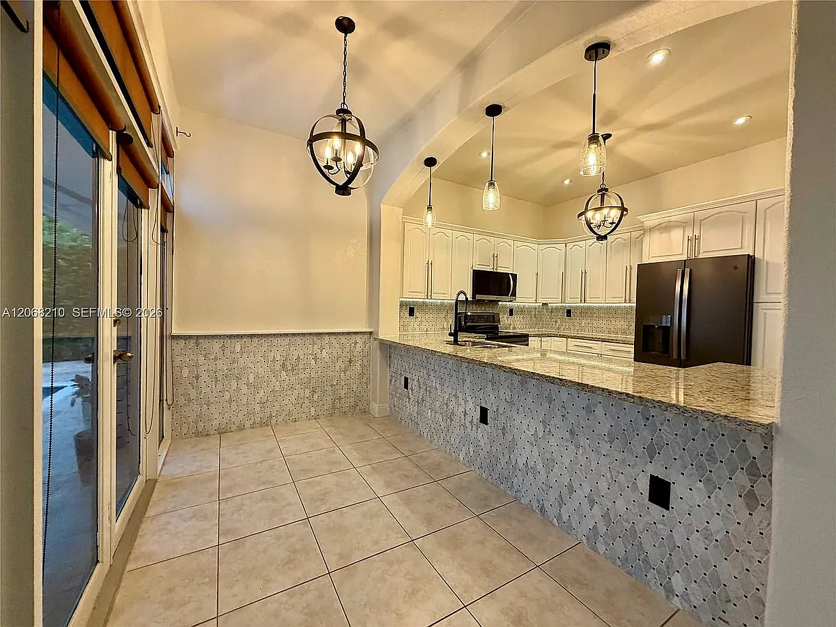 5 bed, 2200 sqft, $5,545 — Photo 2