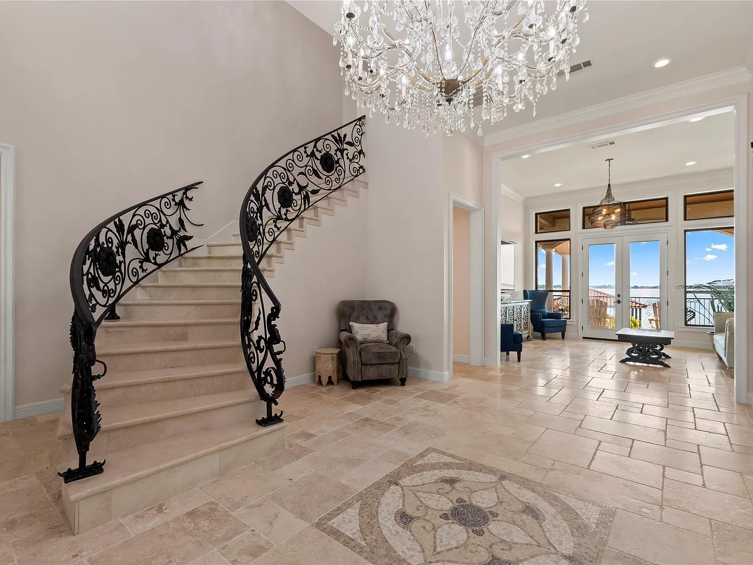 5 bed, 6.0 bath, 5570 sqft, $12,950 — Photo 4