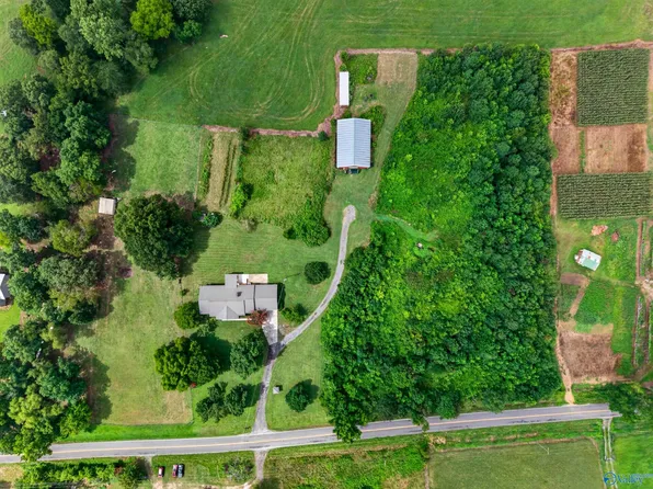 5572 Section Line Rd, Albertville, AL 35950