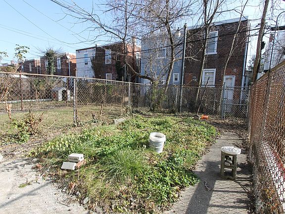 2nd image of 124 W Pomona St