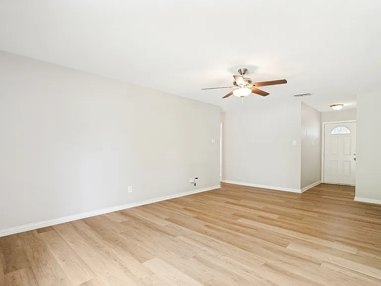 634 Lisa St — Photo 2
