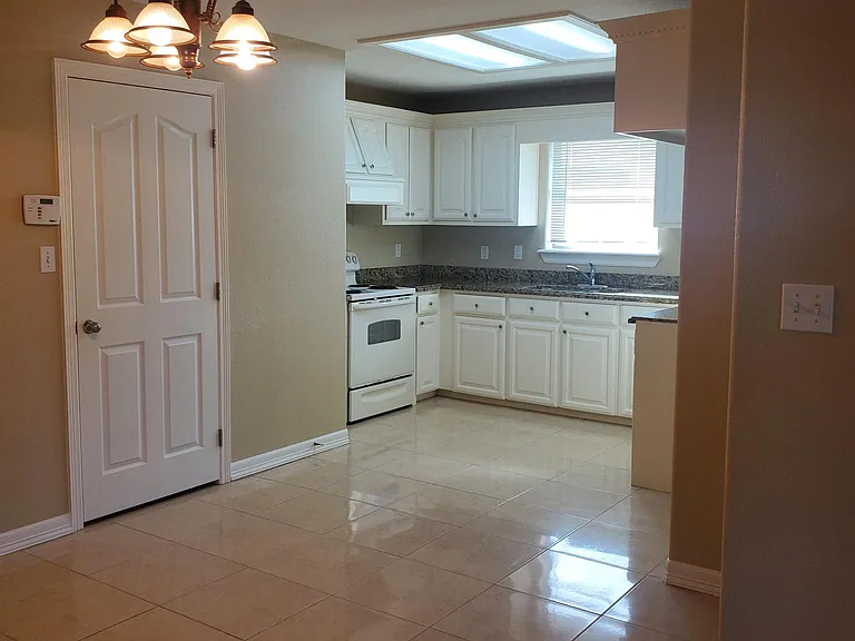 1924 Treasure Oaks Dr — Photo 11