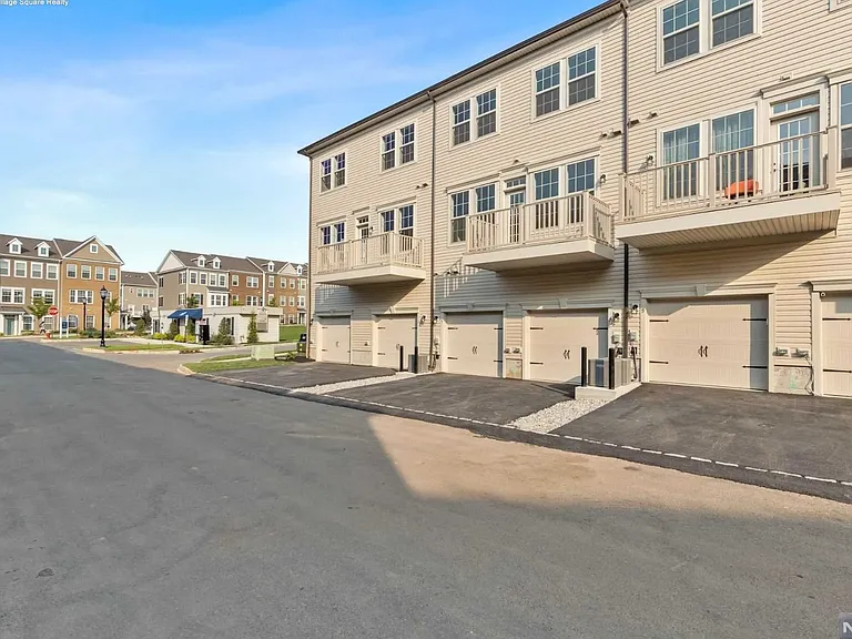 7 Leahy Dr — Photo 36