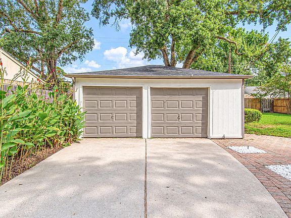 3rd image of 10610 Overbrook Ln