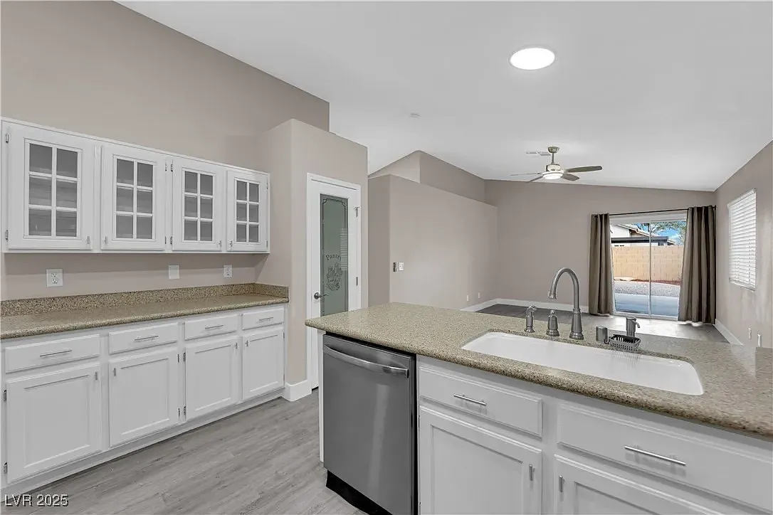 3 bed, 1305 sqft, $2,200 — Photo 3
