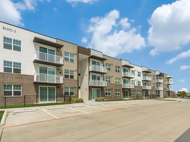 Remi West Dallas — Photo 30