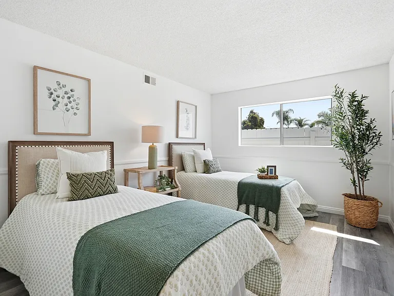 24420 Alliene Ave — Photo 20