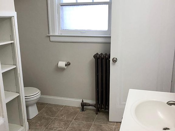 4th image of 1001 N Van Buren St