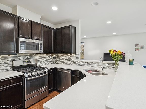 5th image of 827 N Winchester Dr
